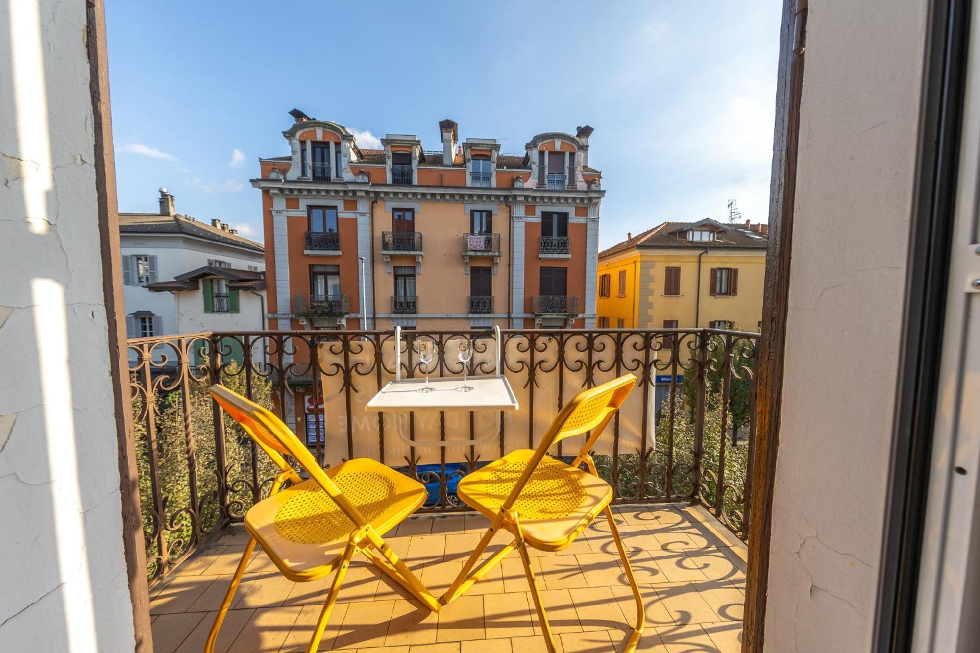 Casa Vacanza Dimora Vincenza Luino Exterior photo